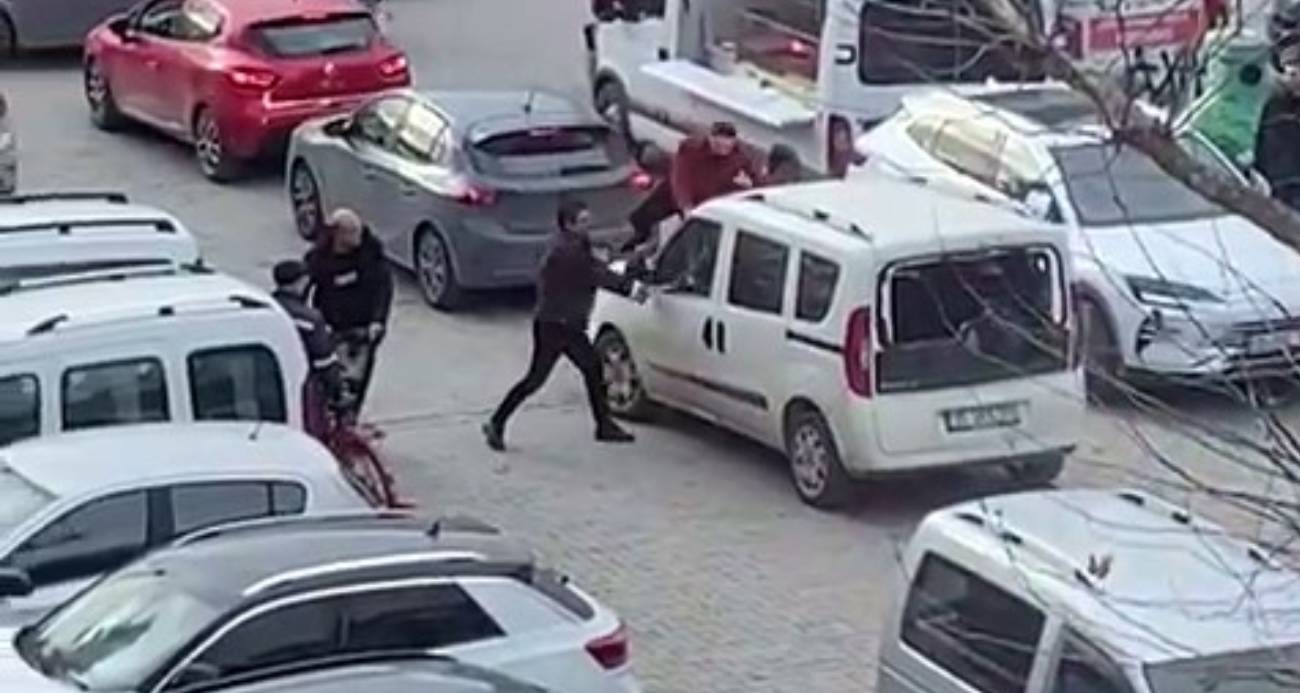 İzmir’de polis merkezi önünde sopayla darp kamerada