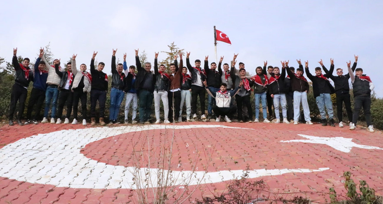 Asker adayları ilk nöbetlerini köylerindeki bu tepede tutuyor