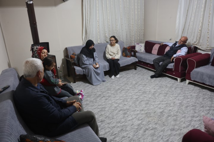 Depremde 3 evladını kaybeden acılı anne, çocuklarının kendine emaneti olan torunlarıyla hayata tutundu