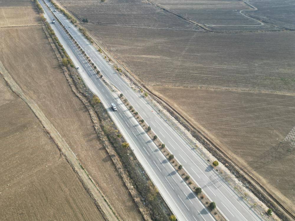 Kahramanmaraş’ta depremde 7 metre kayan yol dikkat çekiyor