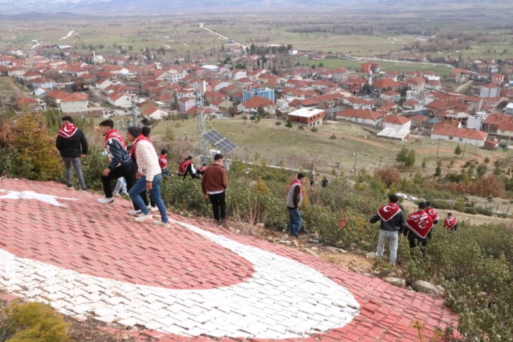 Asker adayları ilk nöbetlerini köylerindeki bu tepede tutuyor
