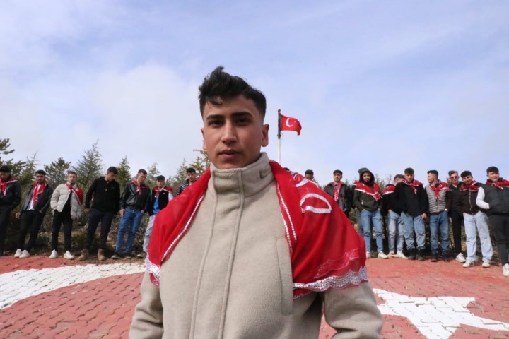 Asker adayları ilk nöbetlerini köylerindeki bu tepede tutuyor