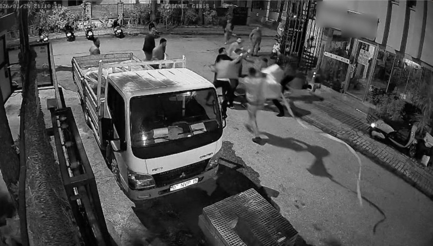 Alacak verecek meselinden birbirlerine girdiler, adliyeye sargılar içinde sevk edildiler