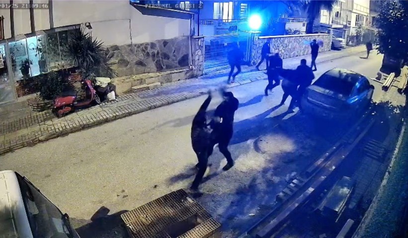 Alacak verecek meselinden birbirlerine girdiler, adliyeye sargılar içinde sevk edildiler