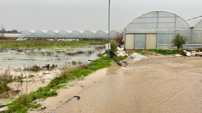 Aksu’da sel ve hortum felaketi: Milyonluk tekneler parçalandı, 700 dönüm alanda seralar sular altında kaldı
