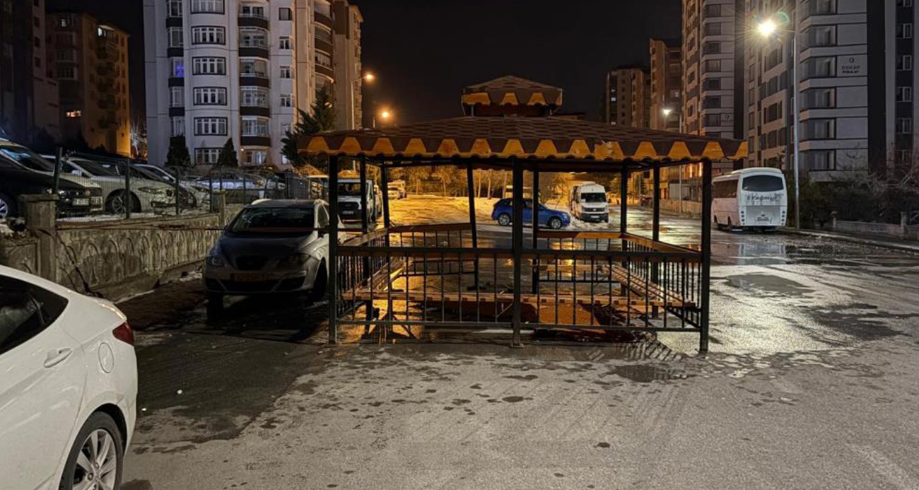  Kayseri’de gece saatlerinde etkisini gösteren şiddetli rüzgar, kentte hayatı olumsuz etkiledi. Kent genelinde etkili olan rüzgar yerinden söktüğü bir kamelyayı aynı şekilde yola kondururken, olayda iki otomobil zarar gördü.