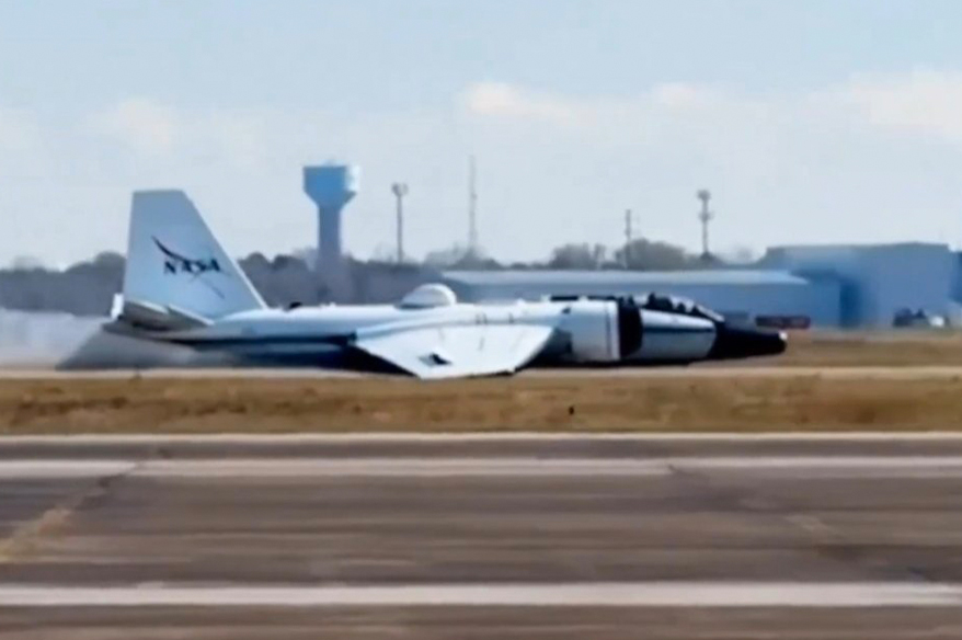 NASA'ya ait araştırma uçağı arıza nedeniyle gövde üzerine iniş yaptı