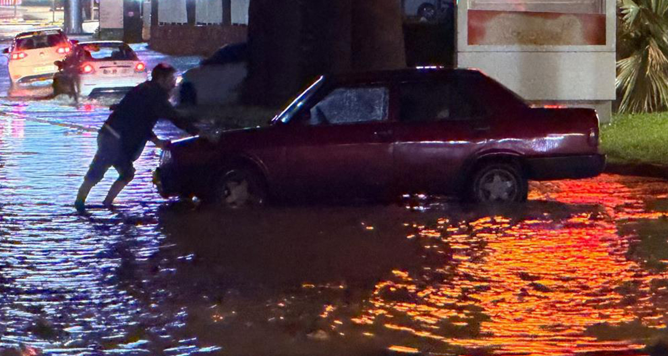 Kuşadası’nda sağanak yağış yolları göle çevirdi
