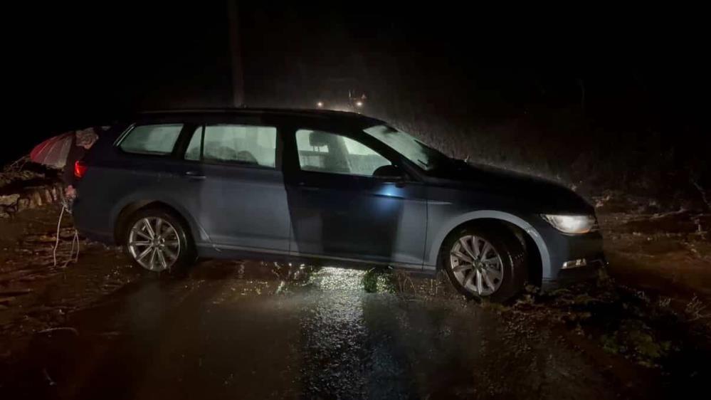 Marmaris’i sağanak yağış vurdu, araçlar suda mahsur kaldı