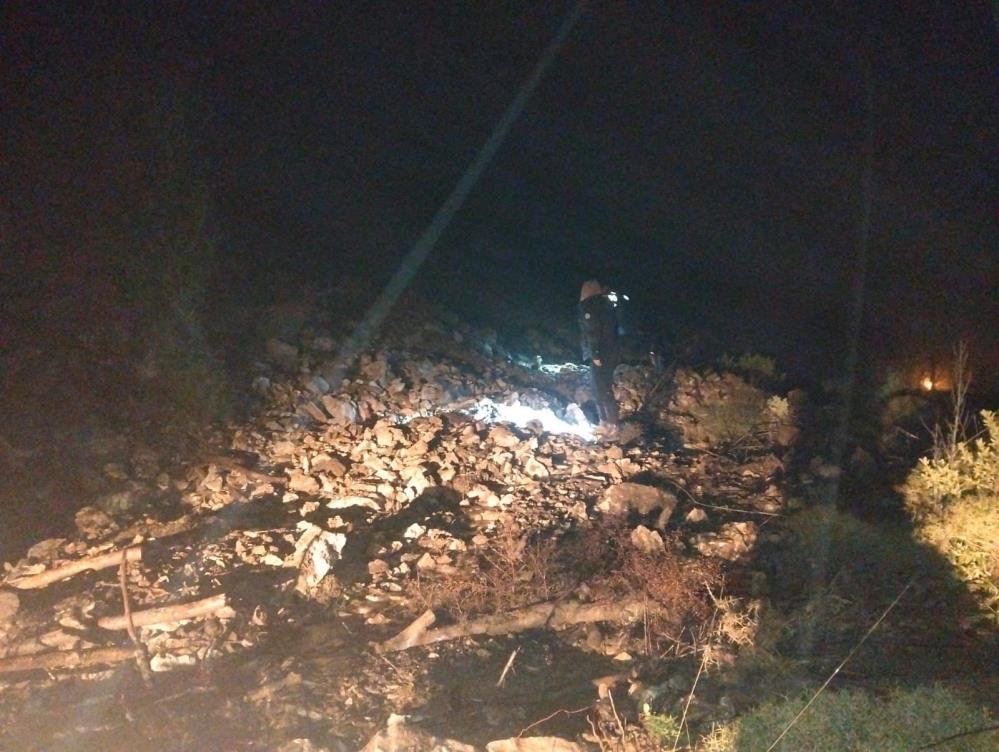 Marmaris’i sağanak yağış vurdu, araçlar suda mahsur kaldı