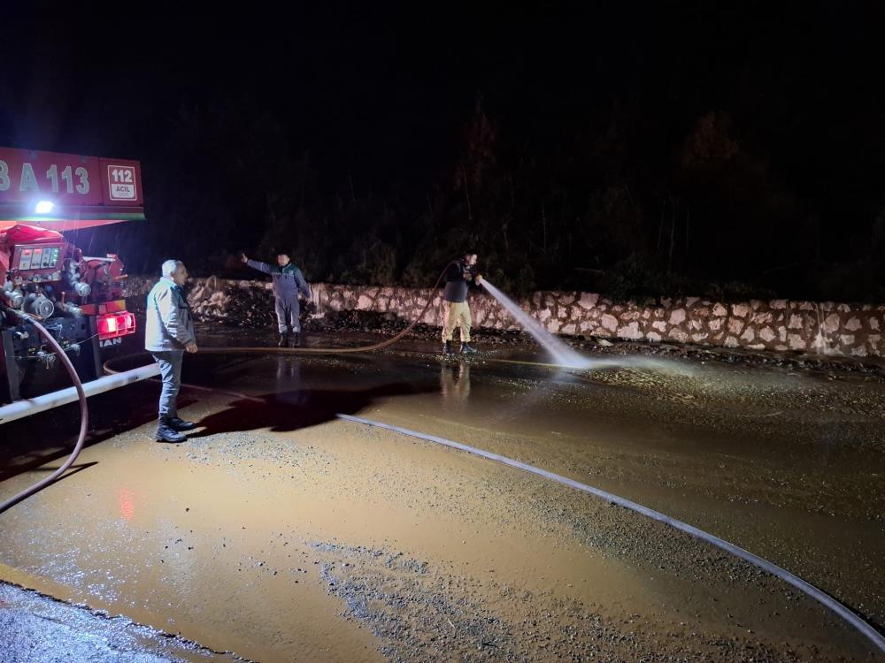Marmaris’i sağanak yağış vurdu, araçlar suda mahsur kaldı