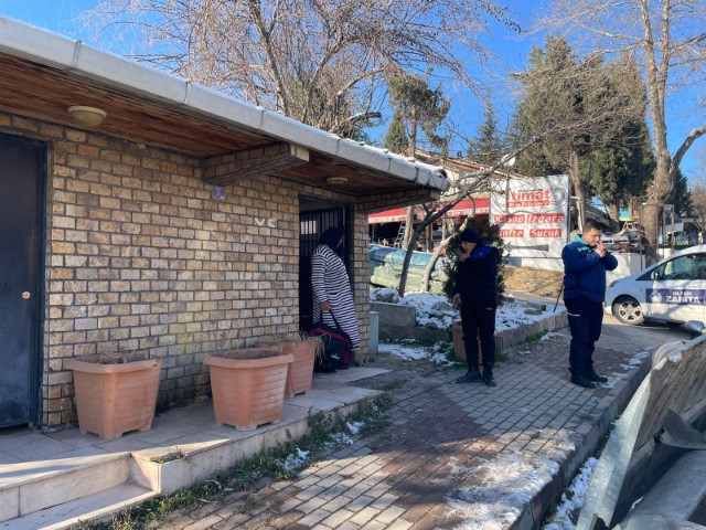 Zabıtadan kaçan kadın dilenci erkekler tuvaletine saklandı