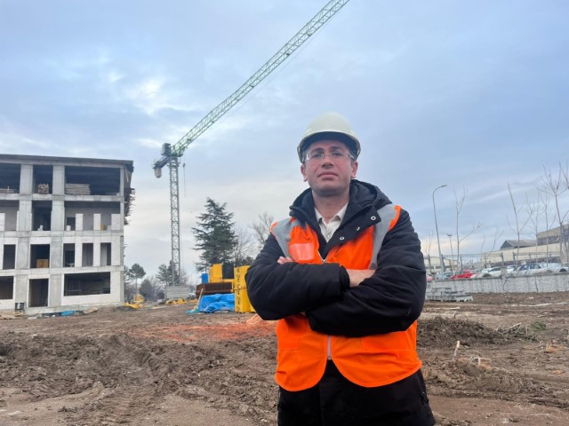 Tonlarca yükü metrelerce yükseklikte adeta iğne deliğinden geçiriyorlar