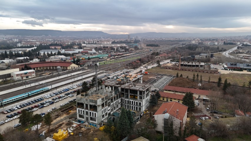 Tonlarca yükü metrelerce yükseklikte adeta iğne deliğinden geçiriyorlar