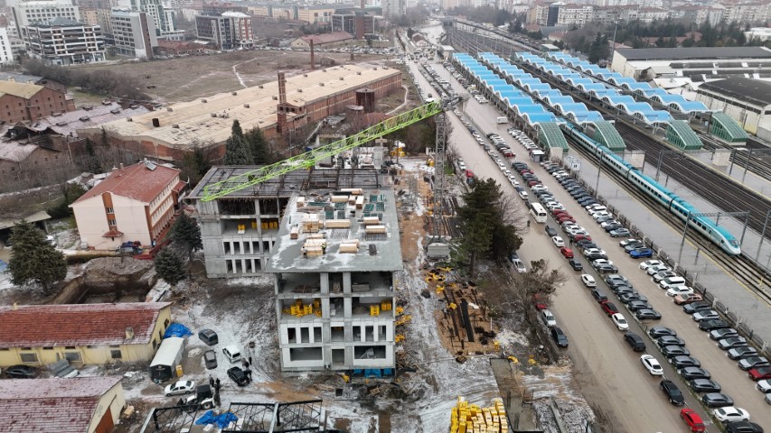 Tonlarca yükü metrelerce yükseklikte adeta iğne deliğinden geçiriyorlar