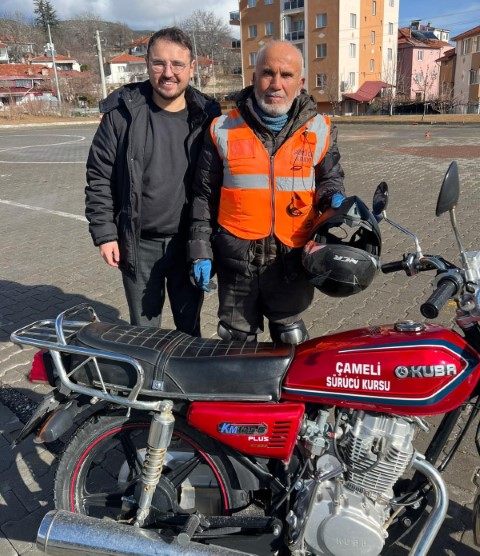 70 yaşında hem araba hem motosiklet ehliyeti aldı