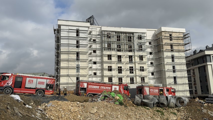 Başakşehir’de şantiyede korkutan yangın: İşçiler çatıya sığındı