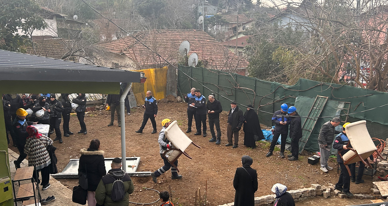 İBB Üsküdar’da yapı kayıt belgesi bulunan binayı yıktı, aile sokakta kaldı