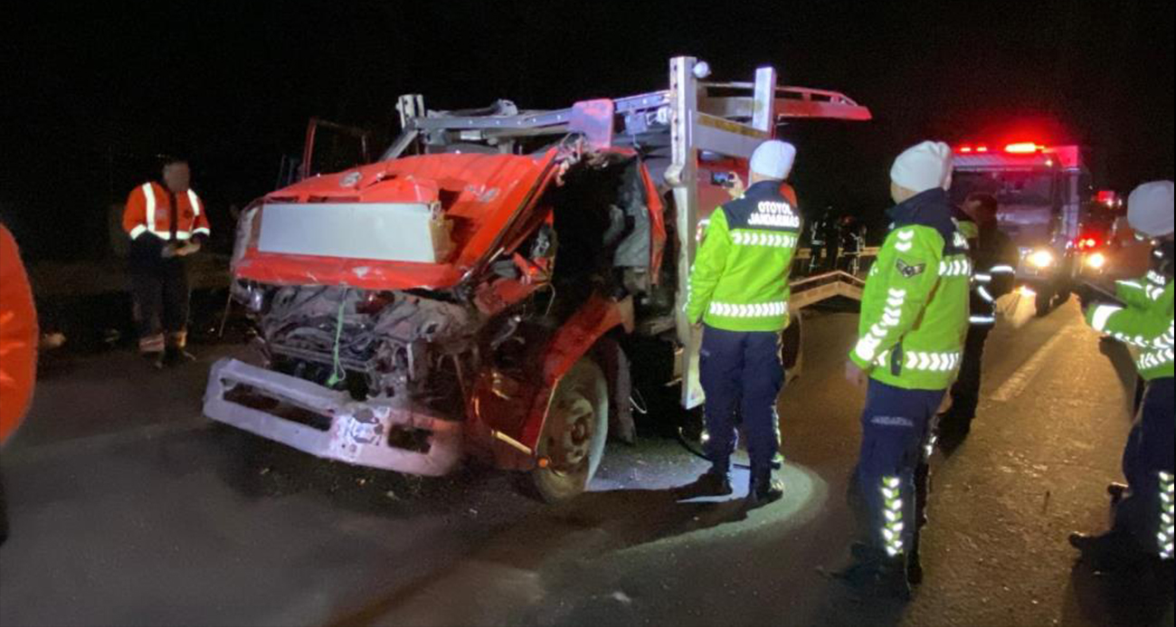 TEM’de vinç destekli kurtarma: Taşıdığı araçla çarptığı tır arasında sıkıştı
