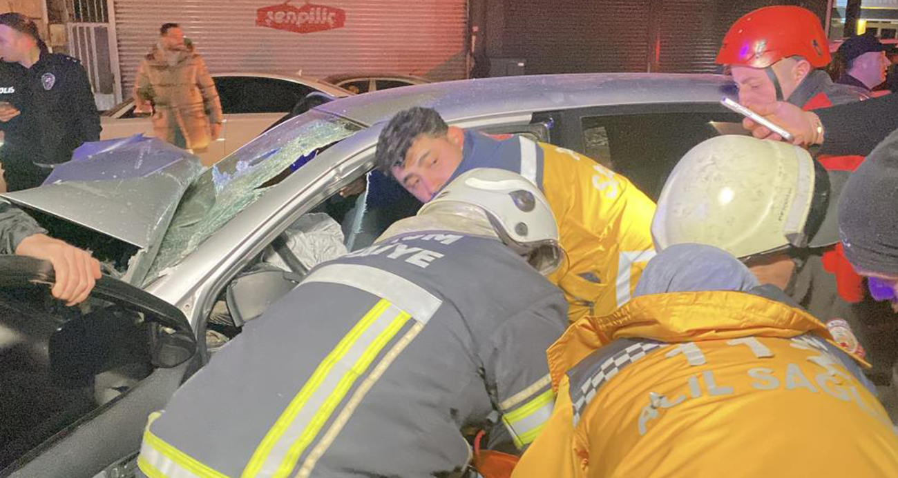 Çekici ile çarpışan otomobil hurdaya döndü: Ekipler yaralı sürücü için zamanla yarıştı