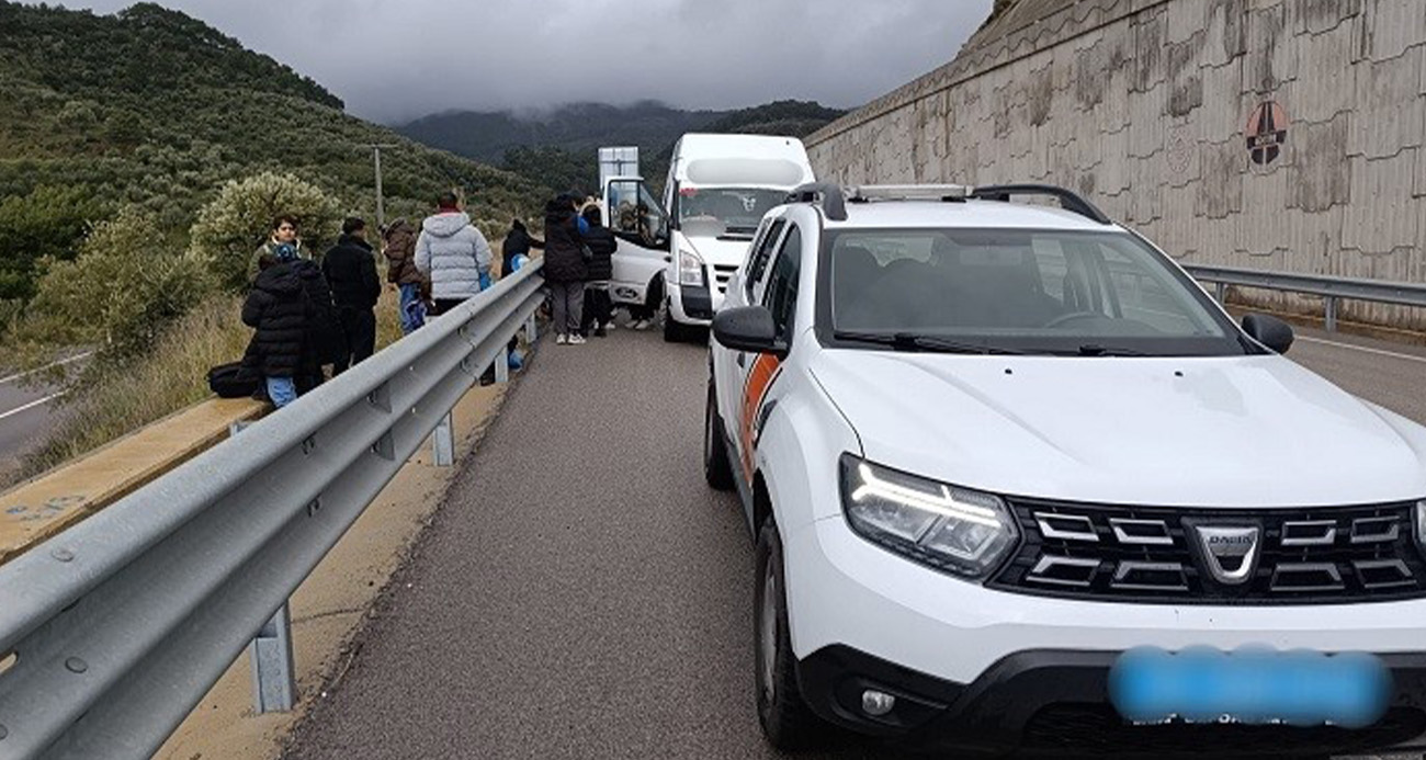 Ayvacık’ta 27 kaçak göçmen ile 2 göçmen kaçakçısı yakalandı