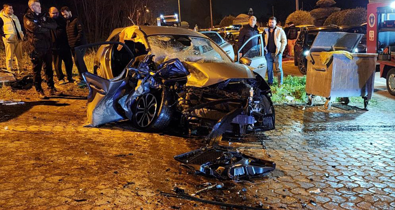 İki aracın kafa kafaya çarpıştığı feci kazada can pazarı: 3 ağır yaralı