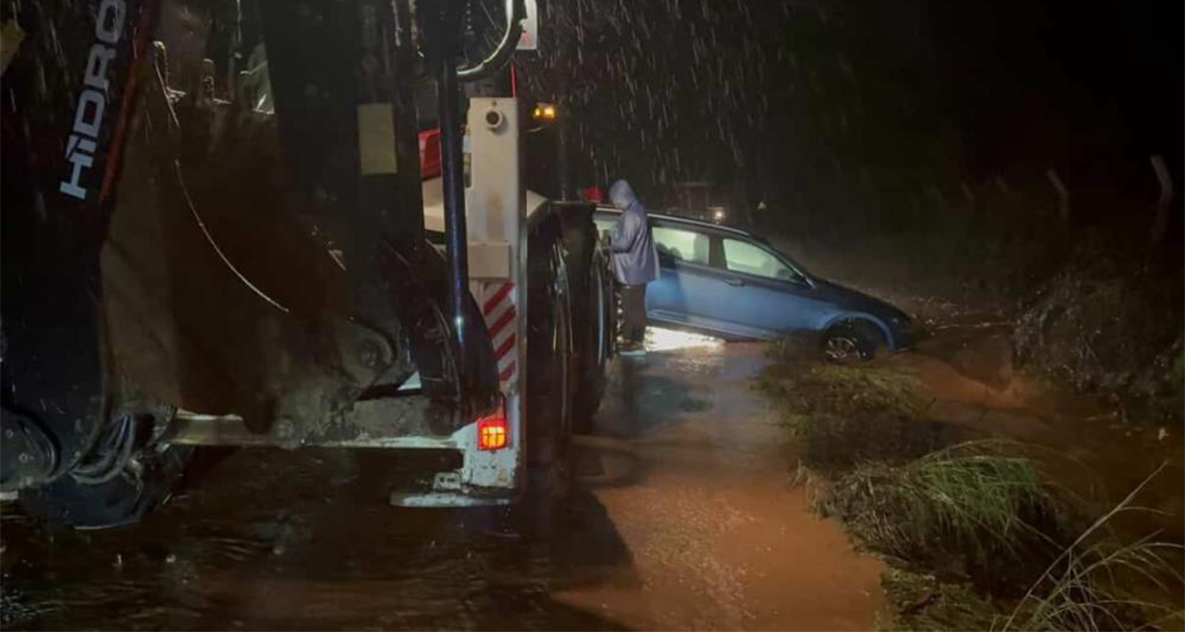 Marmaris’i sağanak yağış vurdu, araçlar suda mahsur kaldı