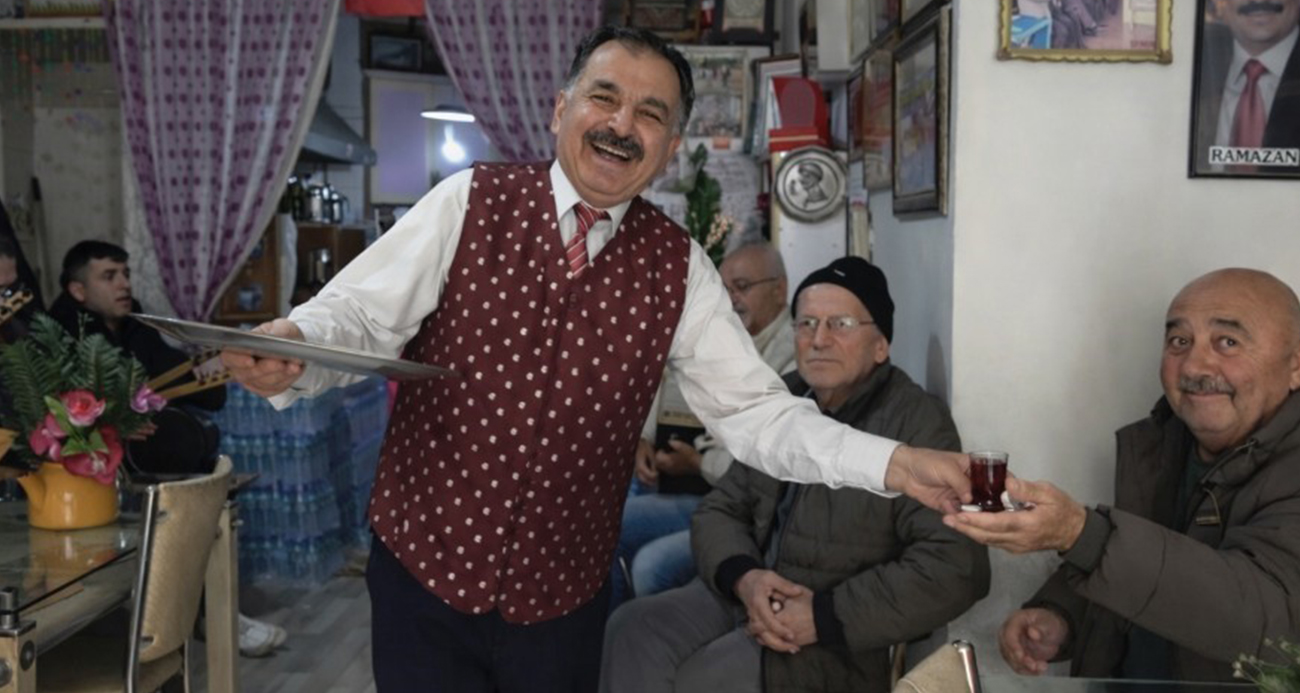 Isparta’da bu çay ocağına stresli giren türkü söyleyerek çıkıyor