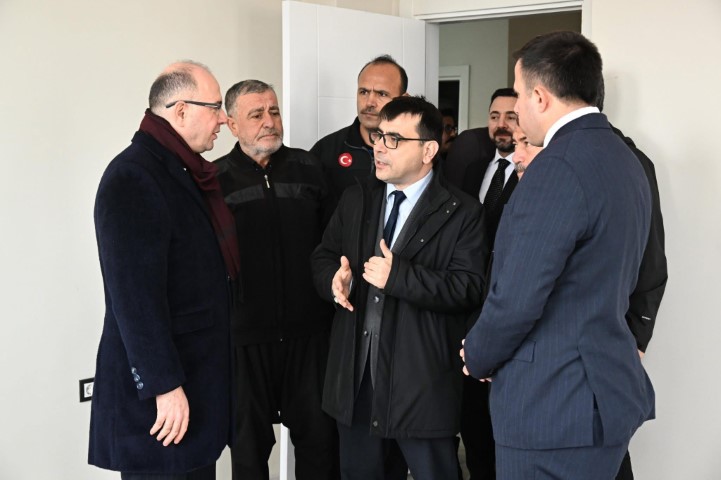 Osmaniye&rsquo;de yapımı tamamlanan k&ouml;y evleri hak sahiplerine teslim edildi