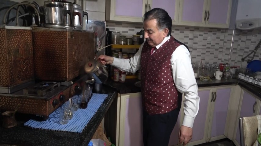 Isparta’da bu çay ocağına stresli giren türkü söyleyerek çıkıyor