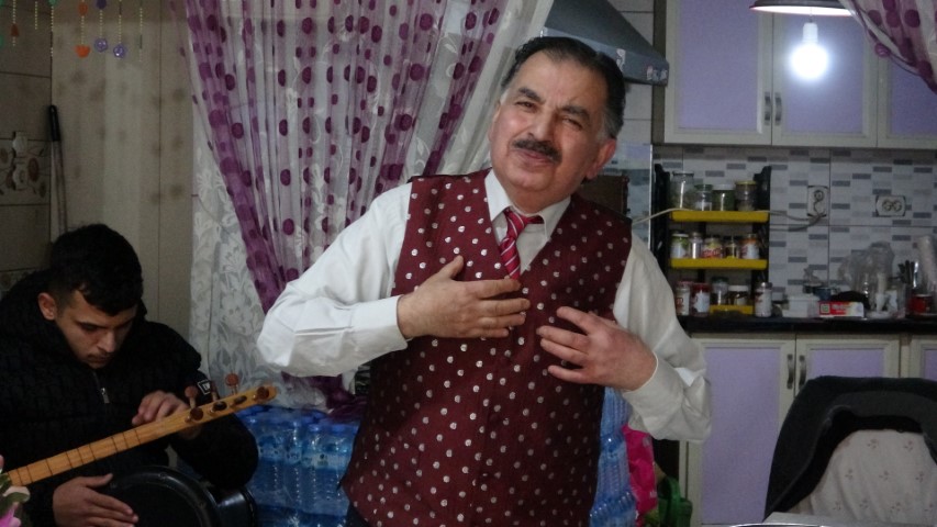 Isparta’da bu çay ocağına stresli giren türkü söyleyerek çıkıyor