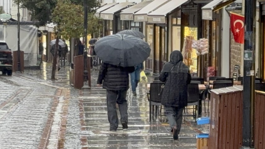 Edirne’de sağanak yağış: Cadde ve sokaklar göle döndü