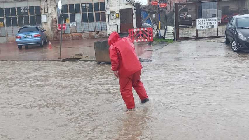 Edirne’de sağanak yağış: Cadde ve sokaklar göle döndü