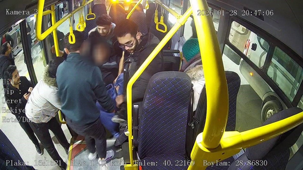 Halk otobüsü adeta ambulansa dönüştü, kalp krizi geçiren yolcu hayata tutundu