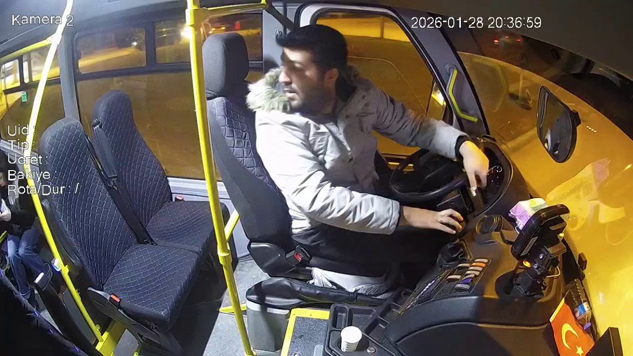 Halk otobüsü adeta ambulansa dönüştü, kalp krizi geçiren yolcu hayata tutundu