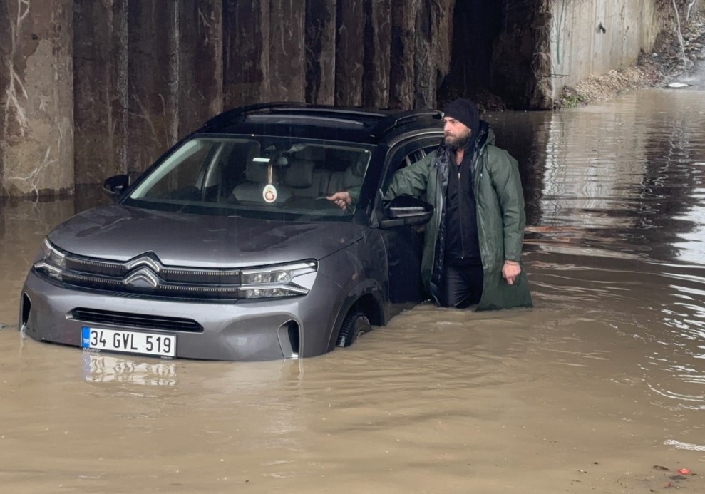 Edirne’de sağanak etkili oldu, yollar göle döndü: Köprü altında mahsur kalanlar kurtarıldı