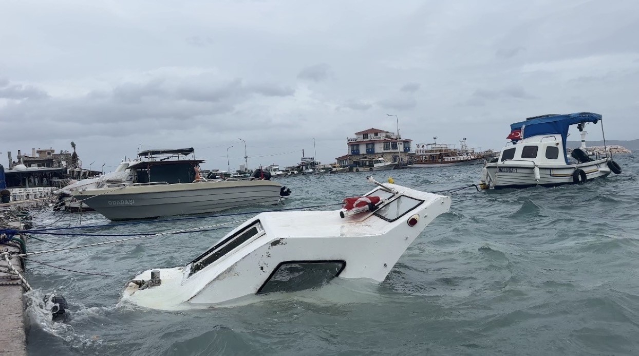İzmir’de fırtına ve dev dalgalar tekneleri batırdı