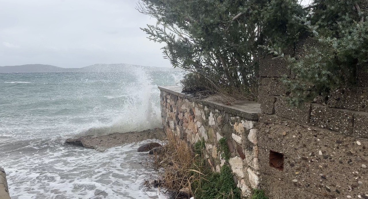 İzmir’de fırtına ve dev dalgalar tekneleri batırdı