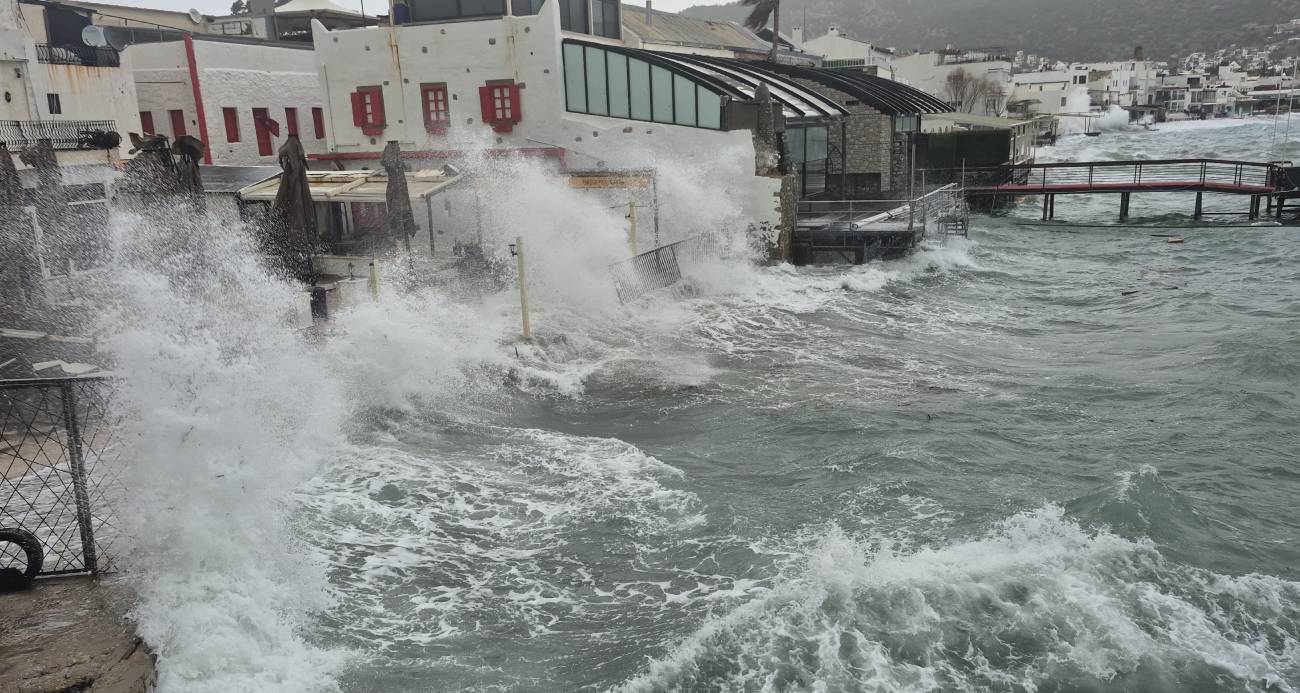 Bodrum’da tekneler karaya vurdu, feribot seferleri yapılamadı