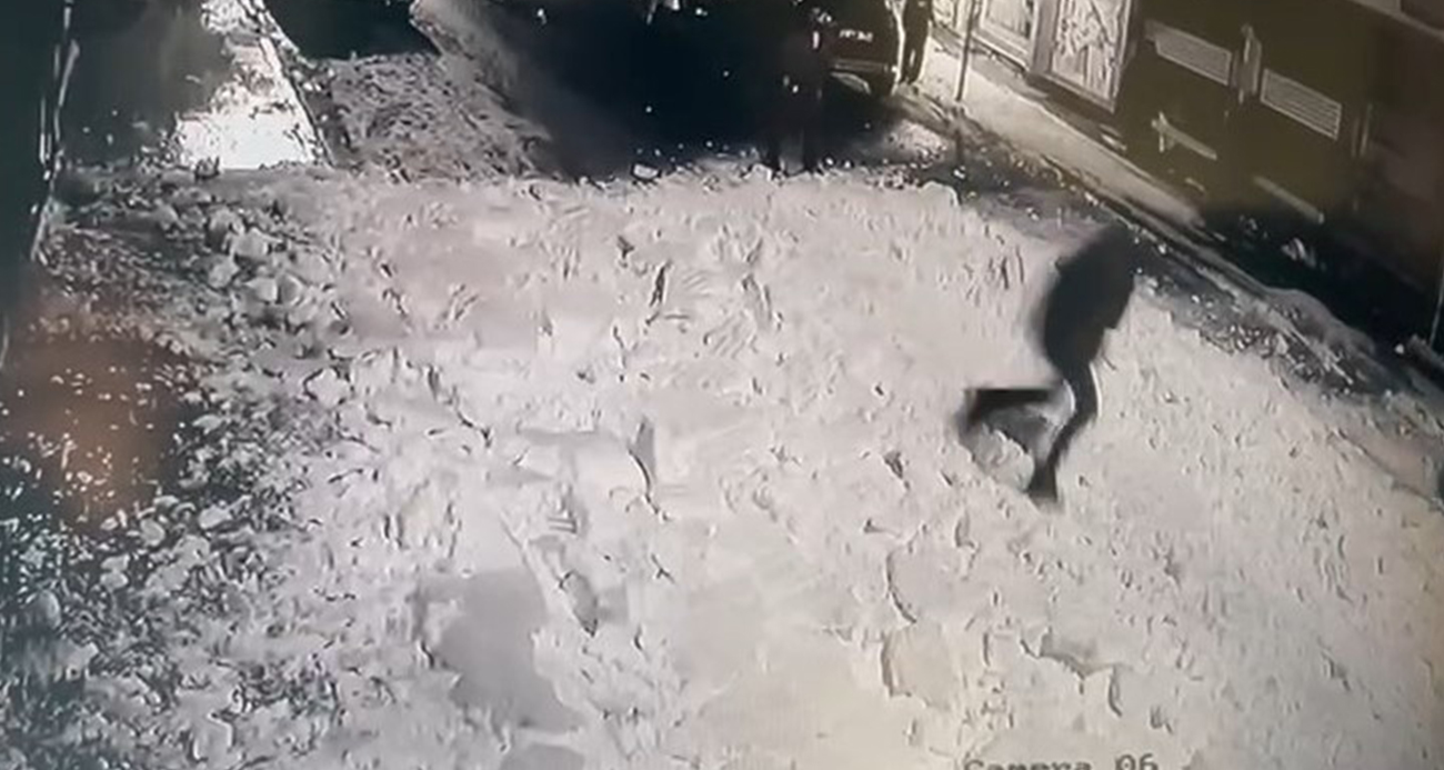 Çatıdan kar kütleleri düştü: Bir şahıs koşarak saniyeler içerisinde kurtuldu