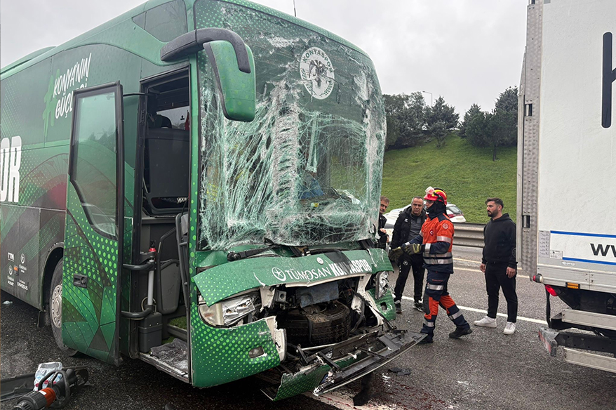 Konyaspor U-19 futbol takımını taşıyan otobüs kaza yaptı: 3 yaralı