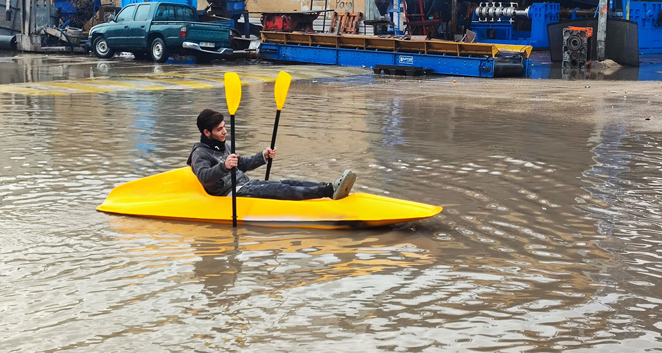 Her yağmurda göle dönen sokakta kano kullanmayı öğrendi