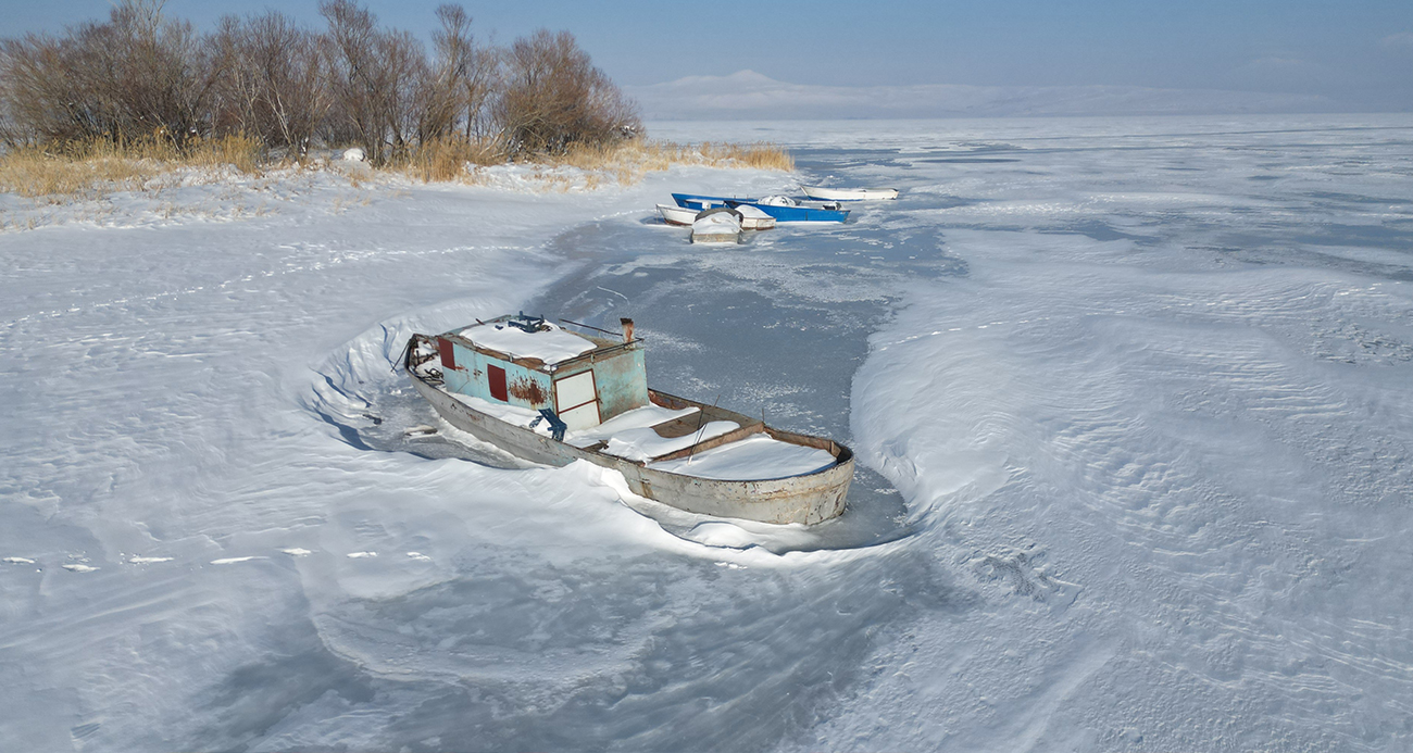 Bitlis’te tüm göller buz tuttu