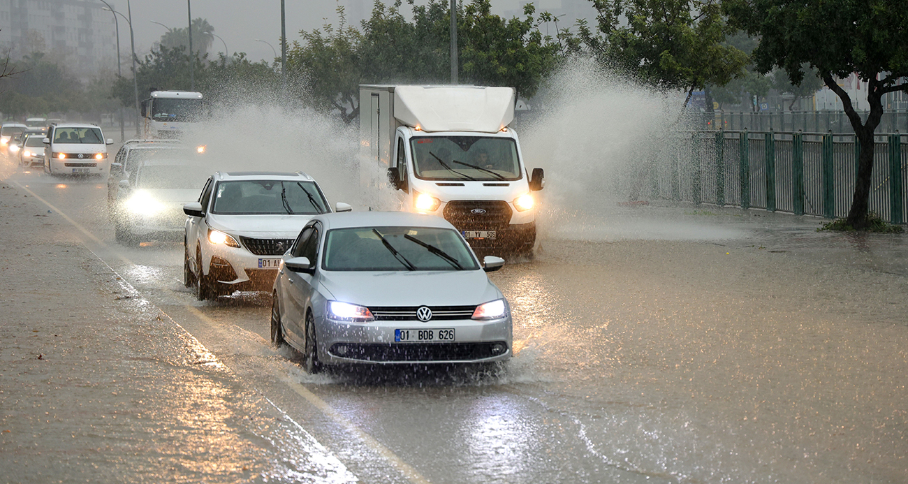 Adana’da şiddetli yağış yolları göle çevirdi, apartmanları su bastı