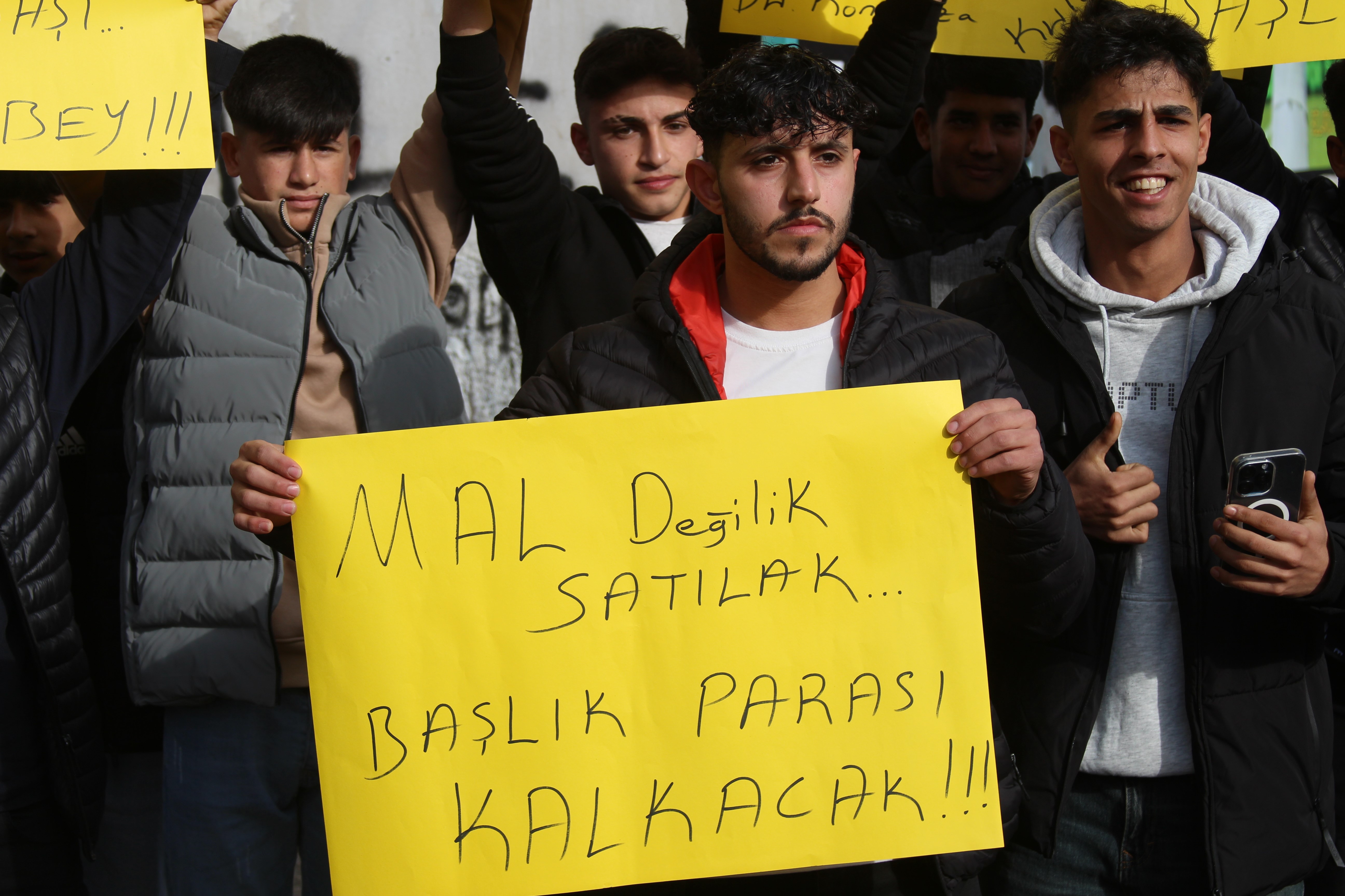 Adana’da gençlerden başlık parası eylemi