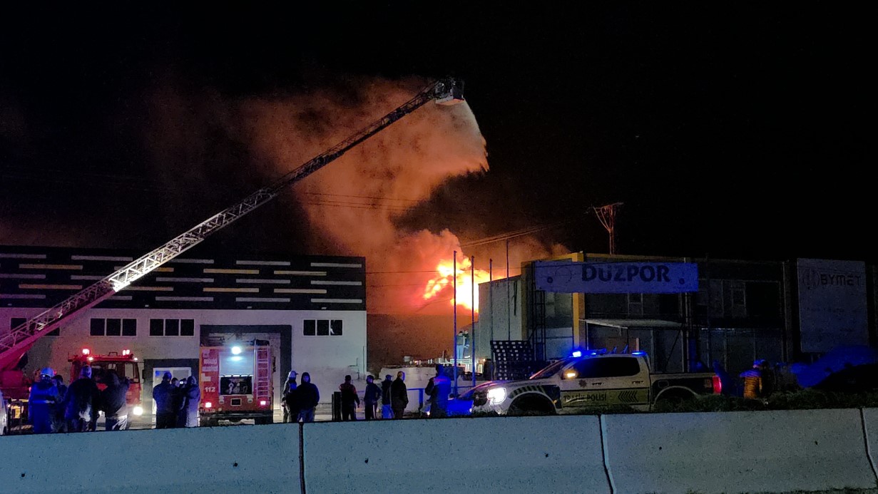 Düzce’deki fabrika yangını söndürüldü