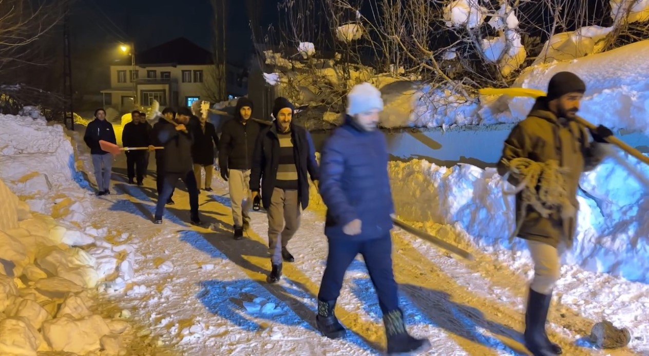 Yüksekova’da cemaat namazdayken çatı çöktü