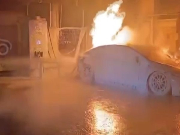 Manisa’da sağanak yağış etkili oldu: Otomobil dereye düştü, elektrikli otomobil alev aldı