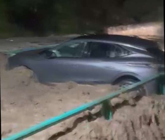 Manisa’da sağanak yağış etkili oldu: Otomobil dereye düştü, elektrikli otomobil alev aldı