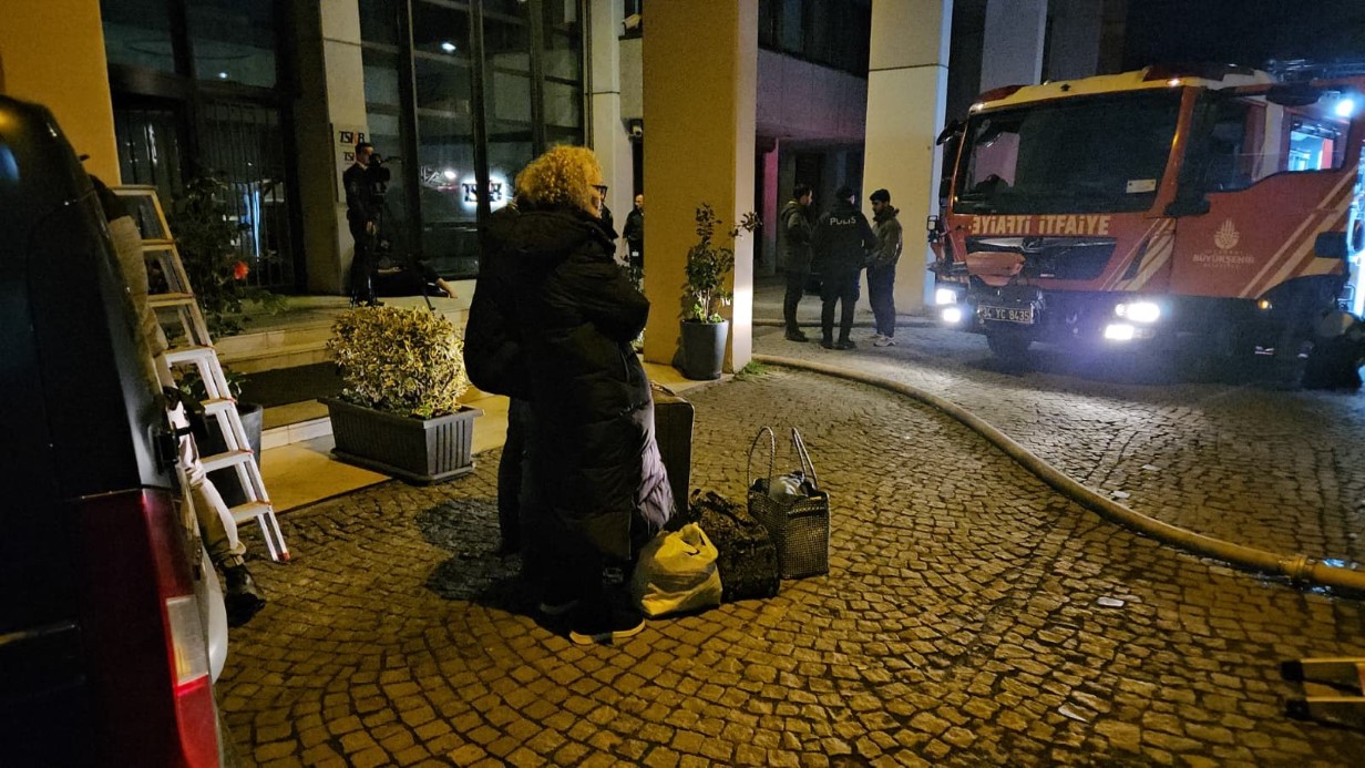 Beyoğlu’nda otelde çıkan yangında mahsur kalan 3 kişi ve bir köpek kurtarıldı
